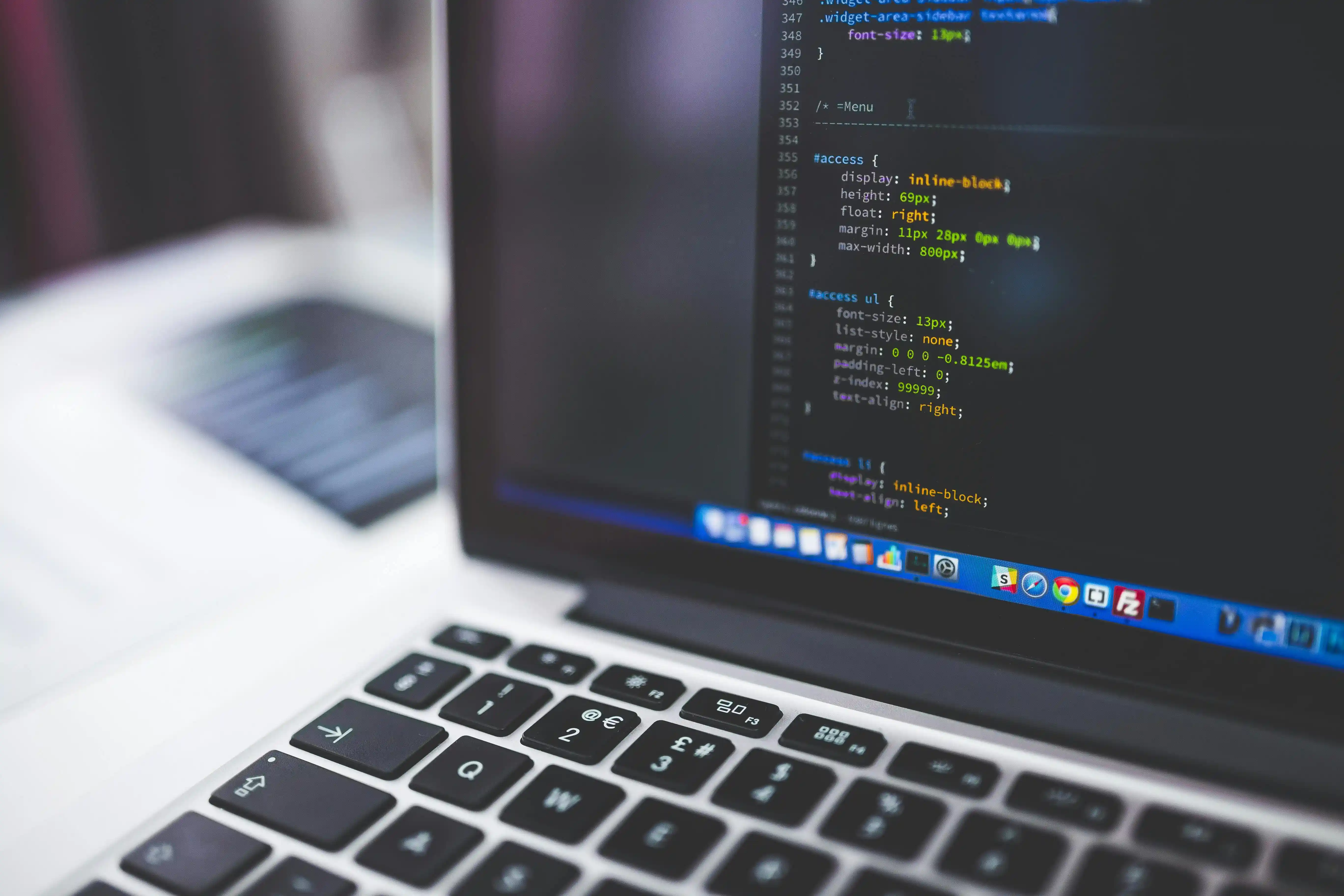 Kod strony internetowej na ekranie komputera